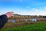 26-02-2026 Breda -  Een buurtbewoner wijst naar de puinkraker die vanaf 6 uur s'ochtends geluidsoverlast veroorzaakt in de wijk Asterd en Heksenwiel. Volgens een bewoner is 72 decibel bij zijn woning aan de Asterdse Sluis gemeten. Buurtbewoners maken zich niet alleen zorgen om het geluid maar ook om fijnstof en  stoffen die daar in zouden zitten. - Fotokrant