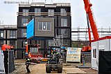 01-11-2024 Breda - Bij de bouw van de tijdelijke woningen voor alleenstaande en statushouders is  een van de units de laatste vracht voordat een chauffeur met pensioen gaat. - Fotokrant