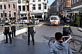 24-04-2021 Breda - De brug tegenover De Haagdijk werd afgesloten en vormde de 2e linie om de 1e linie te beschermen. - Fotokrant