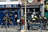 24-04-2021 Breda - Ter hoogte van Dok stond op de haven ook een linie van de ME. En ook ter hoogte van de Vismarkt was de haven afgesloten met een linie en politiebusjes.  - Fotokrant