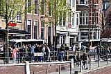 24-04-2021 Breda -Op de haven werd een groep ingesloten door de ME. Aan beide kanten werd door de ME een linie opgezet en werd met politiebusjes de haven geblokkeerd. - Fotokrant
