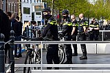24-04-2021 Breda - Omdat mensen zich niet aan de coronaregels hielden heeft de politie en de ME ingegrepen. 200 mensen kregen een boete. Een deel van de haven en park Valkenberg werden afgesloten. - Fotokrant