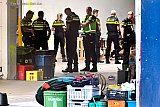24-04-2019 Breda - Met een groot aantal agenten is men aanwezig in de loods. - Fotokrant