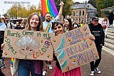 11-10-2025 Breda -Deelnemers hadden vooraf aan de Pride walk gezamelijk borden met daarop slogans gemaakt. - Fotokrant