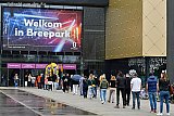 25-06-2021 Breda - Het is topdrukte op de test en XXL priklocatie van de GGD in Breepark.De weg er naar toe is het file rijden en bij aankomst kan men in de rij voor testen of een prik. - Fotokrant