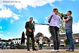 06-06-2020 Prinsenbeek - Na het rennen door de onthulde fontein stond wethouder de Beer op 1,5 meter de pers te woord . - Fotokrant