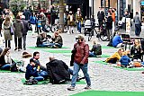27-02-2021 Breda -  In een deel van de binnenstad lagen geheel volgens de coronaregels grasmatjes. Waar men op kon gaan zitten om te gaan picknicken. - Fotokrant