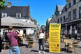 28-05-2020 Breda - Wie maandag op het terras gaat zitten krijgt op de Havermarkt vanwege de maatregelen mbt het Coronavirus deze regels te zien. - Fotokrant