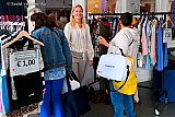 16-06-2026 Breda - Na ontvangst van het noodpakket kon men nog even shoppen in de goedkope winkel van het Rode Kruis. Hier kunnen mensen ook kleding afgeven die ze niet meer gebruiken. - Fotokrant