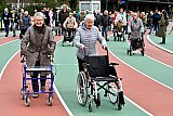 18-04-2023 Breda - Een groep senioren deed op de atletiekbaan van AV Sprint mee aan een rollatorloop.  - Fotokrant