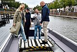 20-09-2023 Breda - Op een presentatie die de gemeente had georganiseerd voor de media liet men de werking van de rolstoellift zien. Bij gebrek aan een rolstoel gingen er mensen op de lift staan. - Fotokrant