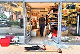 06-08-2021 Breda - Bij de Toko op winkelcentrum Heksenwiel is met een auto de deur geramd. Men mist de kassalade waar nog geen 100 euro in zat. De schade is vele malen hoger dan de buit. - Fotokrant