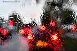 HERFST FILE RIJDEN IN DE REGEN IN DE STAD - Fotokrant