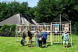 12-06-2022 Breda - Voor de ingestorte Vlaamse schuur van de Grote Hoeve exposeerde kunstenaars uit de wijk hun werken. - Fotokrant