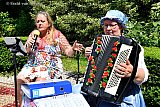 12-06-2022 Breda - Een dag na het wijkfeest is het de cultuur die in het zonnetje staat. Muziek en zang op de Grote Hoeve tijdens het rondje Burgst in de Haagse Beemden. - Fotokrant