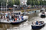 07-09-2024 Breda - Drukte bij de rondvaartboten. Nu de zandbank uit de singel is verwijderd kunnen mensen weer een rondje door de stad varen. - Fotokrant
