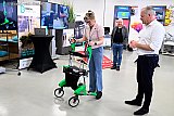 02-03-2026 Breda -Wethouder van Kranenborg van Eerd probeert na de presentatie de Slimme Rollator uit. De rollator voorkomt dat mensen ergens tegen aan botsen. En geeft weerstand als gebruikers een object naderen. - Fotokrant