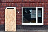 02-01-2019 Breda - Inwoners van de wijk Hoge Vucht zijn boos. In de nieuwjaarsnacht zijn bij verschillende nieuwbouwwoningen in de wijk de ruiten ingegooid. Ook werden er verschillende auto's vernield.  - Fotokrant