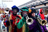 19-11-2022 Breda De sint was niet alleen naar Heksenwiel gekomen. Hij had zijn roetveeg pietenband meegenomen. - Fotokrant