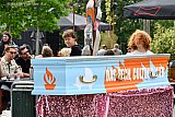 21-05-2022 Breda - Op de kist stonden teksten als Das Pech Cultuur weg. Op de deksel de tekst Wij laten ons niet kisten. Tijdens de coronacrisis kreeg deze doelgroep jongeren het al zwaar te verduren en nu zijn ze er klaar mee. Ze vinden dat de gemeente teveel praat en te weinig doet. - Fotokrant