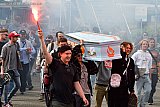 21-05-2022 Breda - Een rouwstoet jongeren liepen vanmiddag door de stad met voorop een lijkkist met daarin de jongerencultuur. De jongeren zijn niet blij met de plannen van de gemeente Breda om hun culturele faciliteiten te verplaatsen van het haveneiland naar elders... - Fotokrant