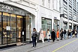 25-03-2021 Breda- Om te shoppen op afspraak staat voor het filiaal van kledingwinkel ZARA een rij mensen te wachten op 1,5 meter van elkaar. 
 - Fotokrant