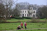 14-12-2025 Breda - Het was prima weer om door Het Markdal te rennen met de kinderwagen. - Fotokrant