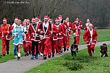 14-12-2025 Breda -  Dit kerstvrouwtje nam de honden mee. - Fotokrant