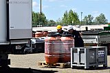 12-05-2019  Moerdijk - De tientalle bruine vaten die uit het drugslab zijn gehesen werden afgevoerd in een grote vrachtwagen. De drugs gaan naar een geheime plek voor verder sporenonderzoek. - Fotokrant