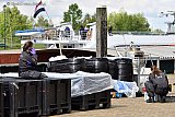 12-05-2019  Moerdijk - Terwijl in de haven een plezierboot vertrok voor een boottochtje was recherche van de LFO op de kade aan het uitzoeken wat voor stoffen er uit het scheepsruim kwamen. - Fotokrant