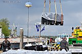 12-05-2019  Moerdijk - In kratten zijn alle spullen die zich in het drugslab bevonden uit het binnenvaartschip gehesen. - Fotokrant