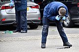 12-03-2019 Etten Leur - Alvorens ze in te pakken worden de wapens door de recherche gefotografeerd. - Fotokrant