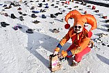 14-02-2021 Breda - Tussen alle ingezamelde schoenen zat ook een stel dameslaarzen van een flamingo fan. - Fotokrant