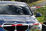19-10-2023 Hulten - Een van de onopvallende politieauto's heeft meerdere kogelgaten in de voorruit.  Het lijkt erop dat een agent dwars door de ruit op de tbs'er heeft geschoten.  - Fotokrant