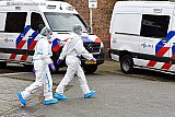 02-02-2022 Breda - Nadat de politie een woning in de wijk Tuinzigt is binnengevallen toen daar een schietpartij had plaatsgevonden, waarbij 2 gewonden vielen is er een groot technisch onderzoek gehouden.Tot verbazing van passanten waren hierbij nogal wat mensen in witte pakken te zien. - Fotokrant