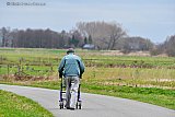 03-02-2023 Breda - Met 11C is het een zachte winterdag. Senioren die vanwege de kou al een tijdje binnen bleven, trekken er nu ook op uit voor een wandelingetje in de polder. - Fotokrant