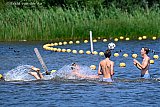 19-06-2026 Breda - Met 35c is het een hete dag . Afkoelen tijdens een balspel in de Asterdplas. - Fotokrant