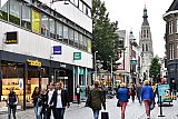 16-07-2020 Breda - Tijdens het winkelen proberen mensen de 1,5 meter afstand te houden. Gezinnen mogen in een groepje bij elkaar. Mondkapjes zie je nog niet in het winkelgebied. - Fotokrant