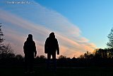 17-03-2022 Breda - Wandelaars  staan in de avond op een dijk nabij de wijk Haagse Beemden en kijken naar het Saharazand dat in de lucht zit, het zand zorgt ervoor dat auto's en tuinmeubelen schoongemaakt moeten worden. - Fotokrant