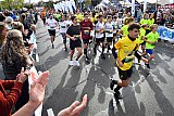 02-10-2022 Breda - De 2e groep die voor de 10 kilometer ging komt langs het Chasse Theater. - Fotokrant