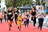 02-10-2022 Breda - Ouders komen met hun kinderen over de finish op de Grote Markt. - Fotokrant