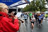 06&ndash;10-2019 Breda - Vanwege de extreme weersomstandigheden speelde bandjes onder grote parasols. - Fotokrant