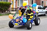 21-11-2020 Breda - Echte zwarte pieten reden in een buggy door de wijk. - Fotokrant