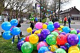 27-03-2021 Breda - Vrijwilligers hebben in De Belcrum skippyballen opgehangen . Er hangen er 750 voor het goede doel .Ze zijn voor 35 euro ps verkocht. Het geld gaat naar kinderen die het nodig hebben via de stichting TopOpKIds. 
 - Fotokrant