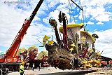 03&ndash;09-2019  Zundert -Met een grote hijskraan werden de corsowagens van hun onderstel gehesen . Hier hangt Queeste van buurtschap Schijf in de takels. - Fotokrant