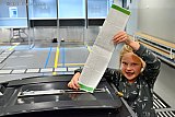 15-03-2023 Breda - Deze jonge dame mocht zelf nog niet stemmen. Wel mocht ze met papa mee en zijn stem in de stembus stoppen. - Fotokrant