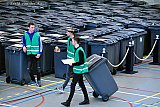 21-03-2019 Breda - Een dag na de verkiezingen zijn alle stembussen verzameld in een bewaakte sporthal. Hier worden de kandidaatstemmen onder toezicht geteld. - Fotokrant