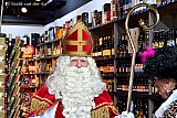 19-11-2022 Breda -  Tijdens zijn bezoek aan het winkelcentrum stapte de sint de slijterij binnen om de voorraad drank te bekijken.  - Fotokrant