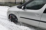 09-01-2026 Breda - Om de woonwijk uit te komen gebruiken verschillende inwoners sneeuwkettingen. - Fotokrant