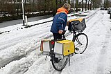 09-01-2026 Breda - In de wijk Heksenwiel is de sneeuwoverlast nog groot. De  postbode ziet wat af en ploetert zich door de sneeuw / ijs massa die nog steeds op de wegen ligt.  - Fotokrant